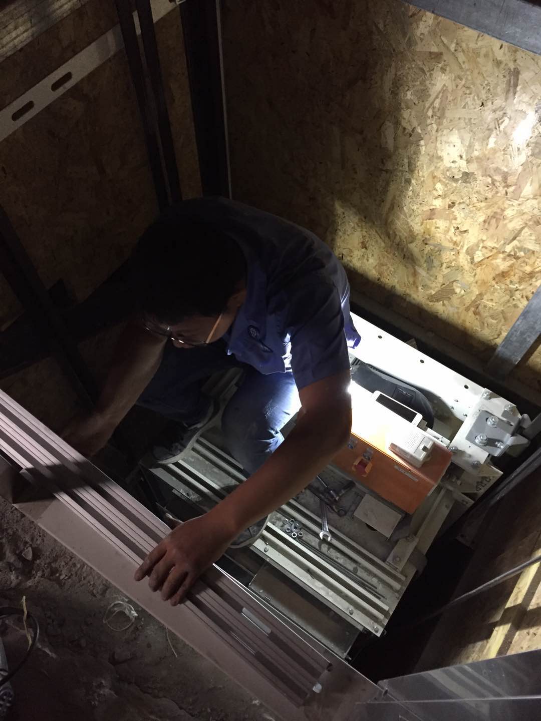 不一樣的安裝；
電梯安裝何等重要，直接決定電梯的性能；
萬安佳居您的不二選擇。 萬安佳居電梯